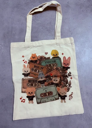 Tote bag stray kids skzoo, marque: Stray Kids, état: Neuf sans étiquette, 10,00 €, 11,20 € Protection acheteurs incluse