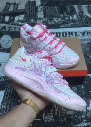 Nike KD 18 Tante pearl, marque: Nike, état: Neuf avec étiquette, taille: 44,5, 210,00 €, 221,20 € Protection acheteurs incluse