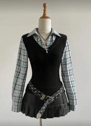 Haut Y2K 2-en-1 – Chemise intégrée + pull noir col V, marque: y2k, état: Neuf sans étiquette, taille: S / 36 / 8, 30,00 €, 32,20 € Protection acheteurs incluse