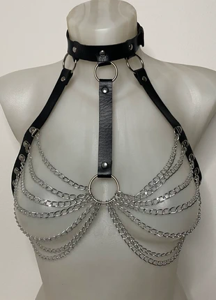 Harnais réglable en simili cuir noir avec chaînes, brand: Cryptica, condizioni: Nuovo senza cartellino, €15.00, €16.45 include la Protezione acquisti Pro