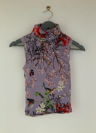 Haut col roulé sans manche avec motif fleurs et oiseaux, fond violet, condition: Very good, size: S / 36 / 8, €2.00, €2.80 includes Buyer Protection