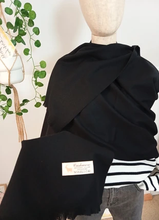 Écharpe noire, ample et raffinée, brand: Cashmere, condition: Very good, €24.00, €25.90 includes Buyer Protection Pro