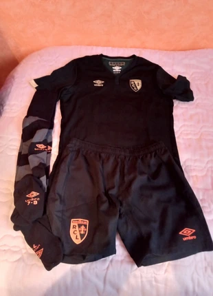 super tenue Lens ado collector ligue 2 pour Nôel, marque: Umbro, état: Très bon état, taille: 13 ans / 158 cm, 20,00 €, 21,70 € Protection acheteurs incluse