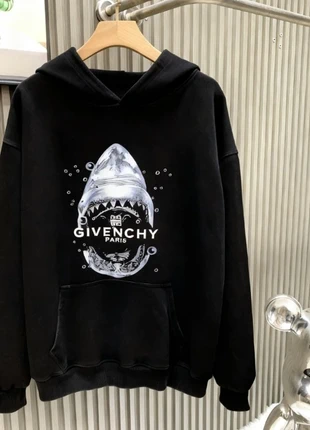 Moletom estampado, merk: Givenchy, staat: Heel goed, maat: L, € 35,00, € 37,45 inclusief Kopersbescherming