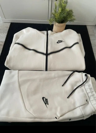 Ensemble Nike tech crème veste jogging homme taille S, marque: Nike, état: Très bon état, taille: S, 100,00 €, 105,70 € Protection acheteurs incluse