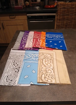 Ensemble de 9 bandanas, estado: Novo sem etiquetas, €2.50, €3.33 inclui Proteção do Comprador