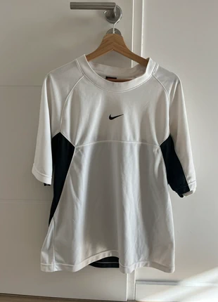 T-shirt Nike blanc et noir - Taille M - Très bon état, marque: Nike, état: Très bon état, taille: M, 8,00 €, 9,10 € Protection acheteurs incluse