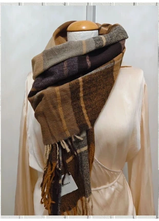 Bufanda de cuadros y flecos 🧣, brand: La Boutique, condizioni: Nuovo senza cartellino, €14.00, €15.40 include la Protezione acquisti