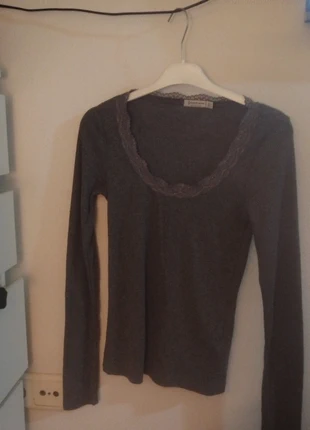 Grey camisole with lace, merk: Stradivarius, staat: Heel goed, maat: S / 36 / 8, € 3,00, € 3,85 inclusief Kopersbescherming