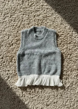 Pull sans manches gris à volant blanc – style preppy chic, brand: Maison Althéa, condition: Very good, size: S / 36 / 8, €29.99, €32.19 includes Buyer Protection