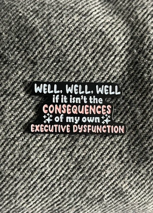 Pin met tekst, staat: Nieuw zonder prijskaartje, € 1,50, € 2,28 inclusief Kopersbescherming