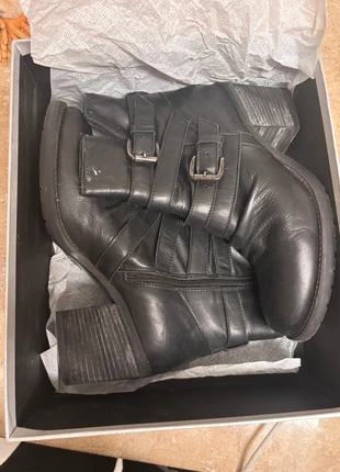 Bottines noires avec sangles, marque: Strategia, état: Bon état, taille: 38.5, 18,00 €, 19,60 € Protection acheteurs incluse