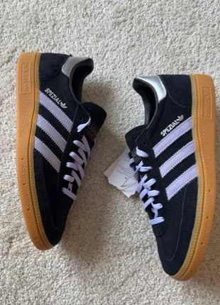 Adidas Spezial noire / bandes violettes- neuves avec boîte et étiquette - femmes - taille 39 1/3, marque: adidas, état: Neuf avec étiquette, taille: 39, 58,00 €, 61,60 € Protection acheteurs incluse