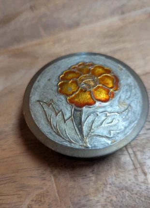Vintage Brass Trinket Box with Enamel Flower – Art Deco Style, marque: Vintage Bazaar, état: Satisfaisant, 8,00 €, 9,10 € Protection acheteurs incluse