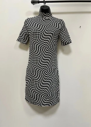 Robe graphique noir et blanc Kiabi – taille XS, col montant, effet visuel, brand: Kiabi, condition: Very good, size: XS / 34 / 6, €10.00, €11.20 includes Buyer Protection Pro