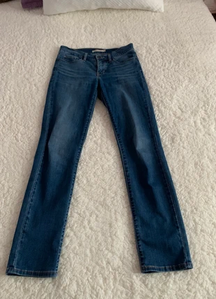 Jean Levi’s 312 shaping slim 26, merk: Levi's, staat: Heel goed, maat: S / 36 / 8, € 30,00, € 32,20 inclusief Kopersbescherming