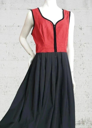 Robe Lodenfrey en laine rouge et noire Élégance alpine intemporelle, marque: Lodenfrey, état: Très bon état, taille: S / 36 / 8, 96,00 €, 101,50 € Protection acheteurs (Pro) incluse