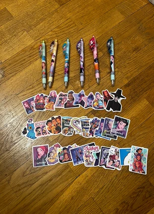 Set de 6 stylos et 30 Stickers Demon Hunters, merk: kpop huntrix, staat: Nieuw zonder prijskaartje, maat: Universeel, € 12,00, € 13,30 inclusief Kopersbescherming