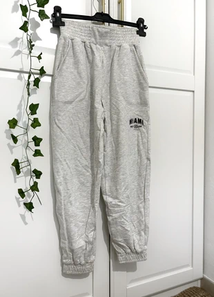 Pantalone di tuta grigio🩶, brand: Bershka, condizioni: Ottime, taglia: XS / IT 38 / EU 34, €7.00, €8.05 include la Protezione acquisti
