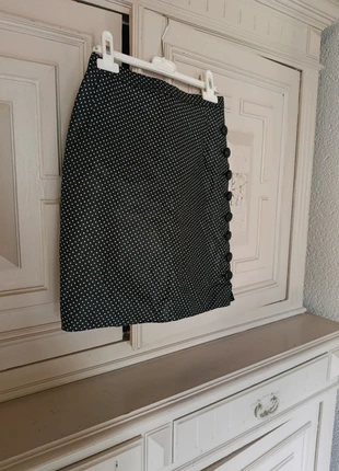 Mini jupe taille haute en simili cuir noir à motif pois blanc en 36, marca: Boutique Parisienne, estado: Muito bom, tamanho: S / 36 / 8, €8.00, €9.10 inclui Proteção do Comprador