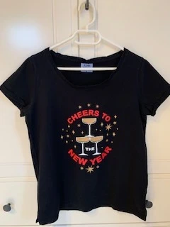 Cheers to the NewYear t'shirt, merk: JOHN CABOT, staat: Heel goed, maat: M / 38 / 10, € 2,25, € 3,06 inclusief Kopersbescherming