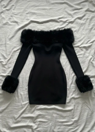 Robe noire épaules dénudées style Y2K chic fourrure soirée sexy, marque: Vintage Dressing, état: Très bon état, taille: M / 38 / 10, 44,99 €, 47,94 € Protection acheteurs incluse