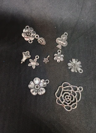 Lot de 10 breloques pendentifs charms fantaisie argenté fleurs, état: Très bon état, 1,00 €, 1,75 € Protection acheteurs incluse