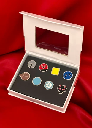 🥇8 badges de la Ligue Pokémon JOHTO en pin's métal dans coffret Collection blanc rouge, marque: Pokémon, état: Neuf sans étiquette, 35,00 €, 37,45 € Protection acheteurs incluse
