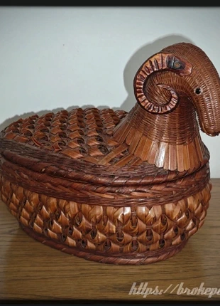 Jolie boîte/panier en vannerie en forme de bélier., staat: Goed, € 25,00, € 26,95 inclusief Kopersbescherming Pro