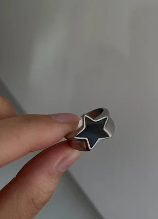 beautiful y2k silver colored black star titaniumsteel, merk: y2k, staat: Nieuw zonder prijskaartje, maat: 53.1 mm / 16.9 mm Ø, € 10,99, € 12,24 inclusief Kopersbescherming