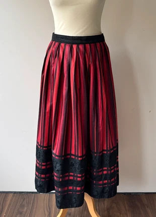 Vintage Eger cotton dirndl skirt + apron 42 44 midi long red black lace striped flowers folk, merk: Vintage Dressing, staat: Heel goed, maat: XL / 42 / 14, € 59,00, € 62,65 inclusief Kopersbescherming Pro