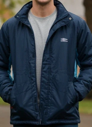 Veste coupe vent Vintage Umbro Bleu Marine et Bleu Ciel (Taille M)- Logo brodé, merk: Umbro, staat: Heel goed, maat: M, € 23,00, € 24,85 inclusief Kopersbescherming