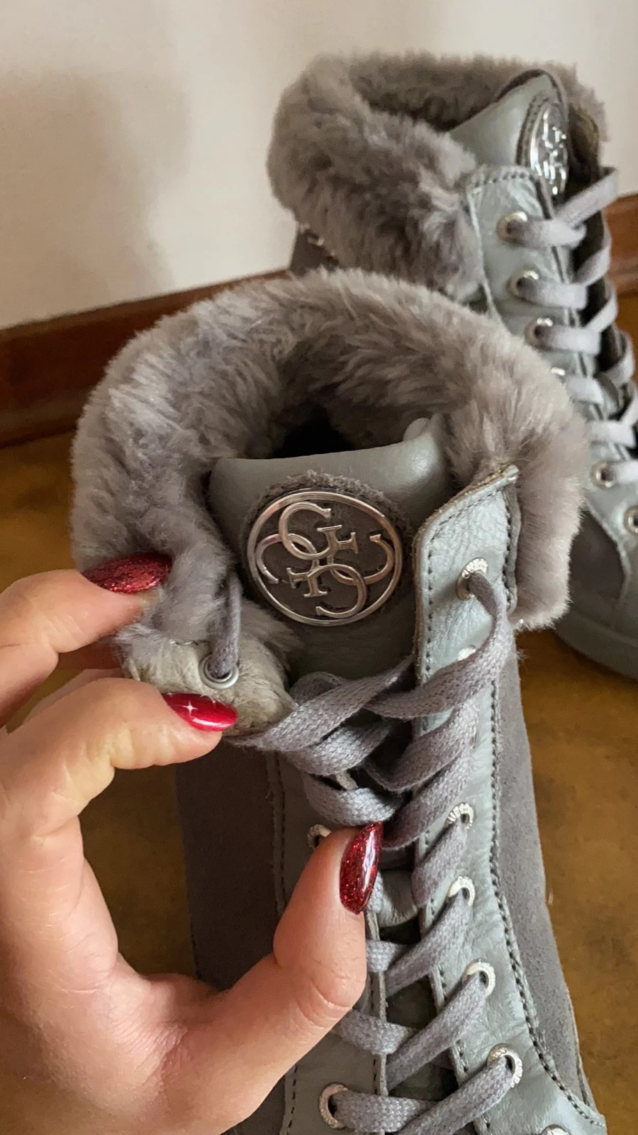 Scarpe Guess bordo con pelliccia e zeppa interna Vinted