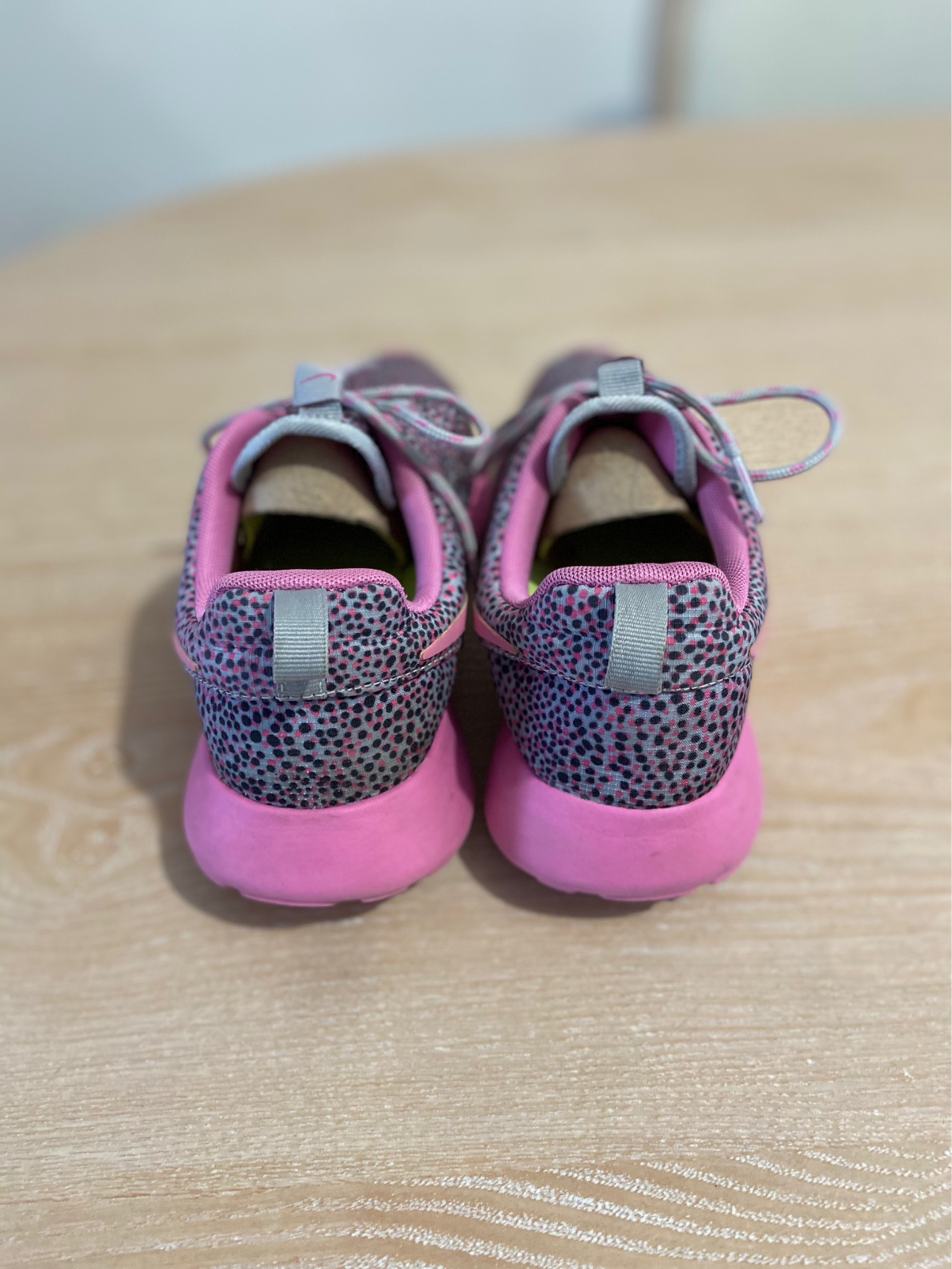 Nike Roshe Run rose et grise a points roses et noirs Vinted