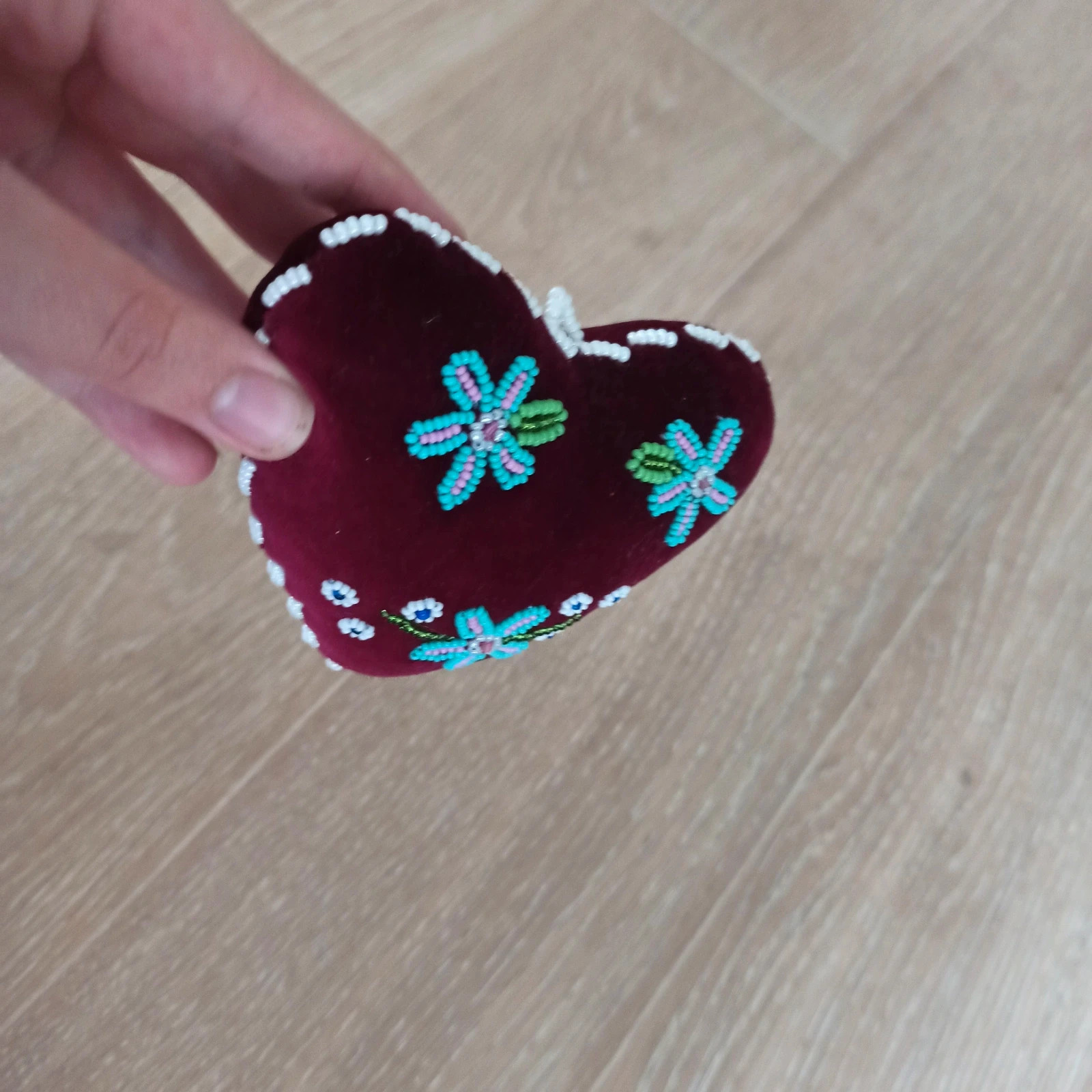 Ręcznie haftowana mini poduszka serce z Gruzji