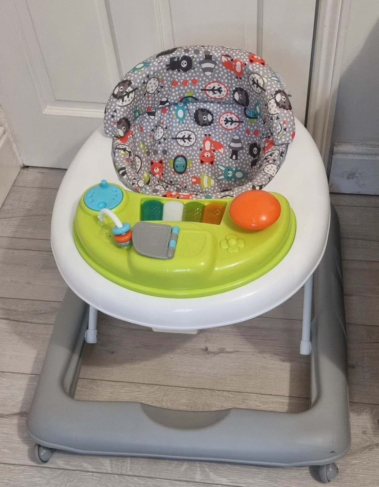 Baby walker that goes top around in a circle
