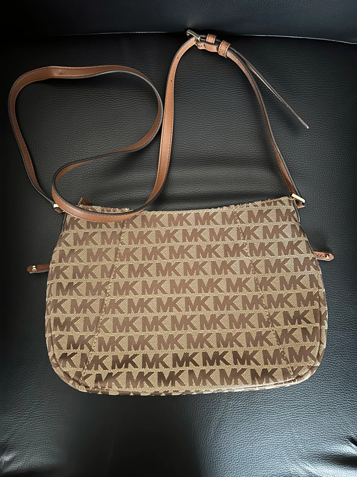 Evie medium logo jacquard messenger bag 2025