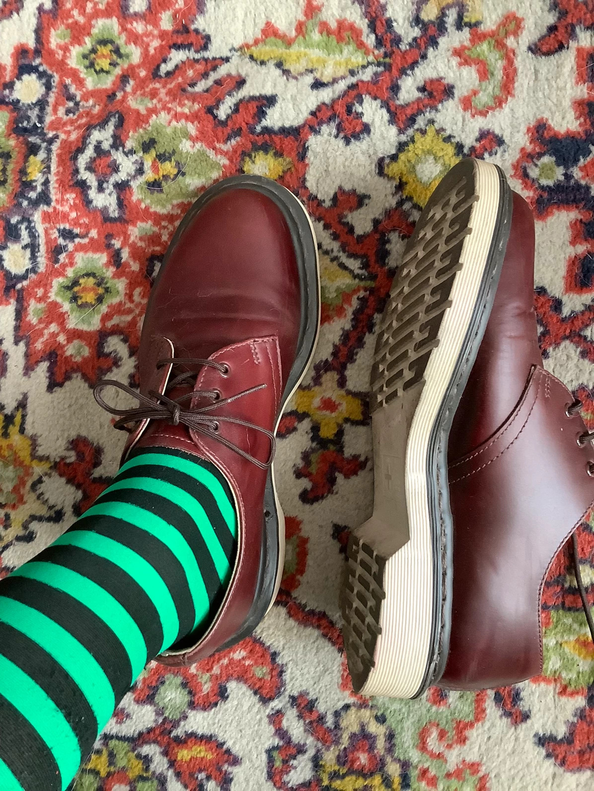 Dr Martens basses Bordeaux et semelles blanches. p38 Vinted