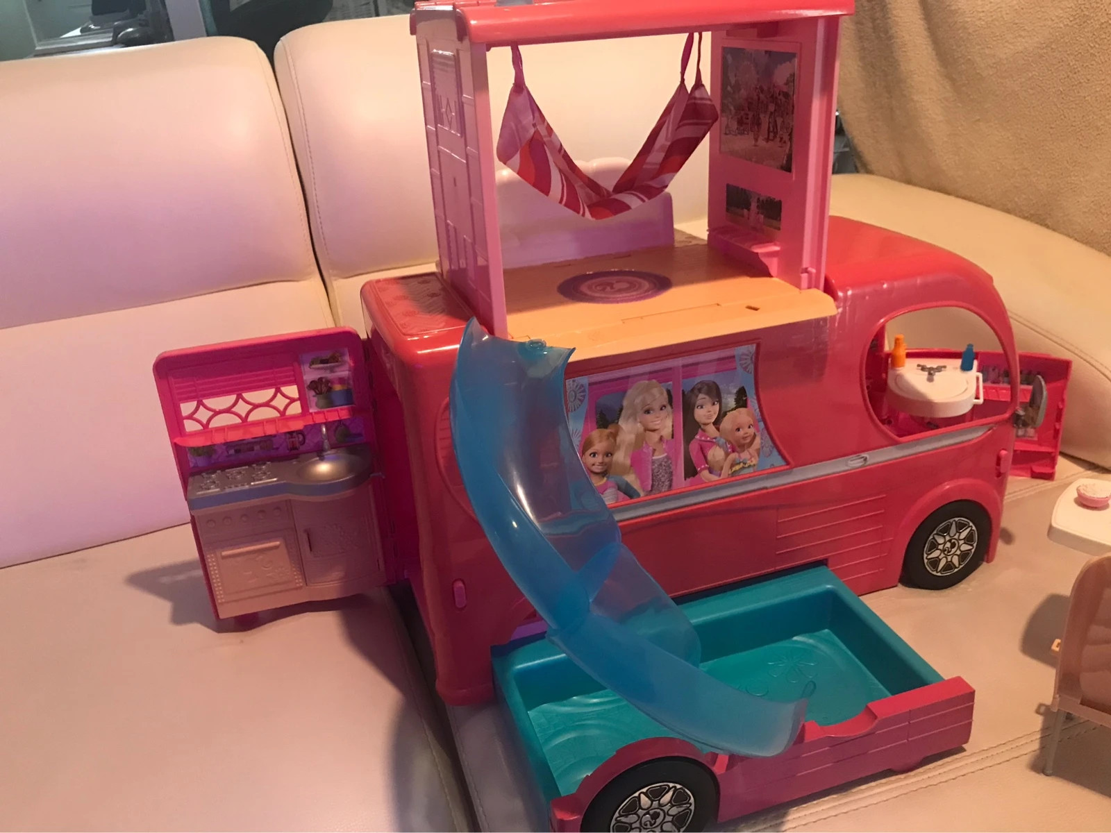 Camping car 2025 barbie piscine