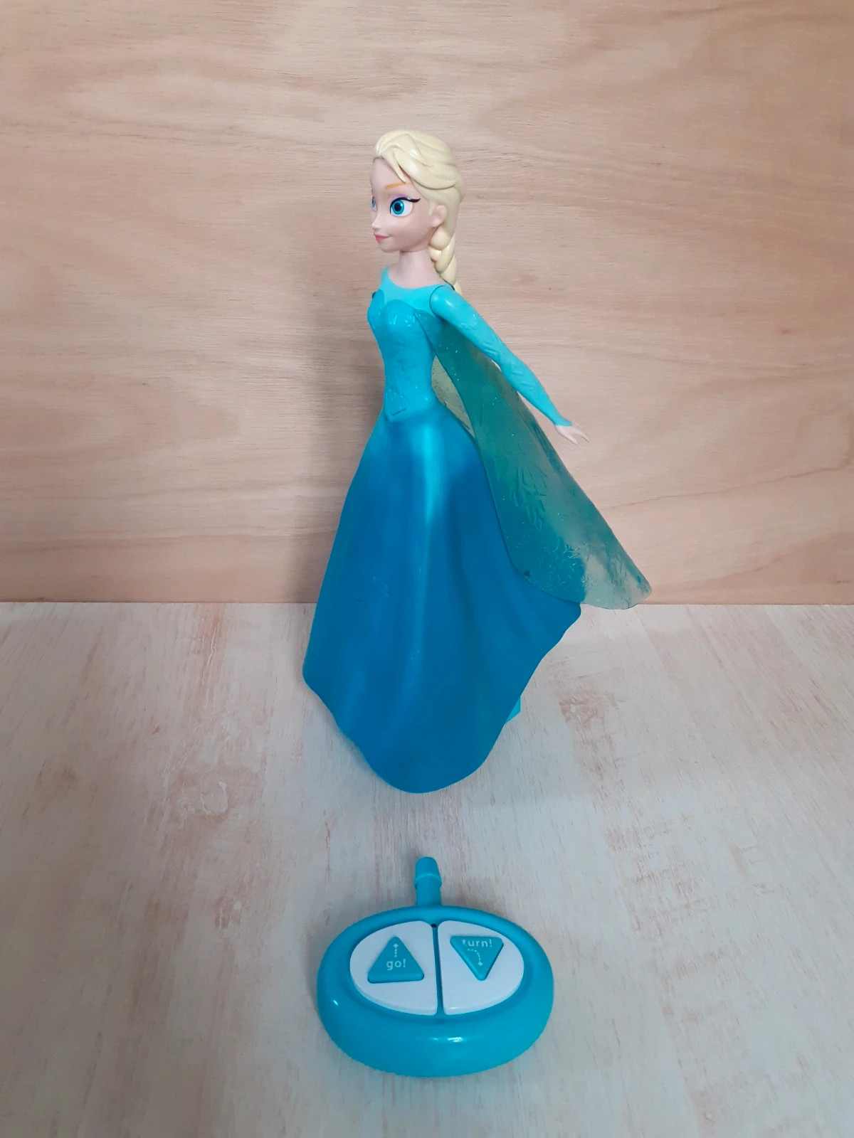 Poupée radiocommandée Elsa patine et chante la Reine des neiges