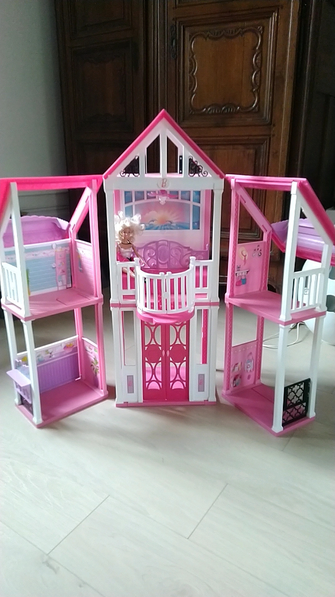 Maison de barbie avec balcons et ascenseur Vinted