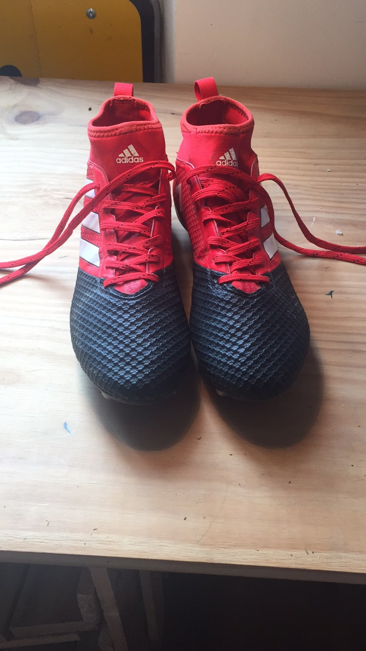 Crampon adidas rouge et on sale noir