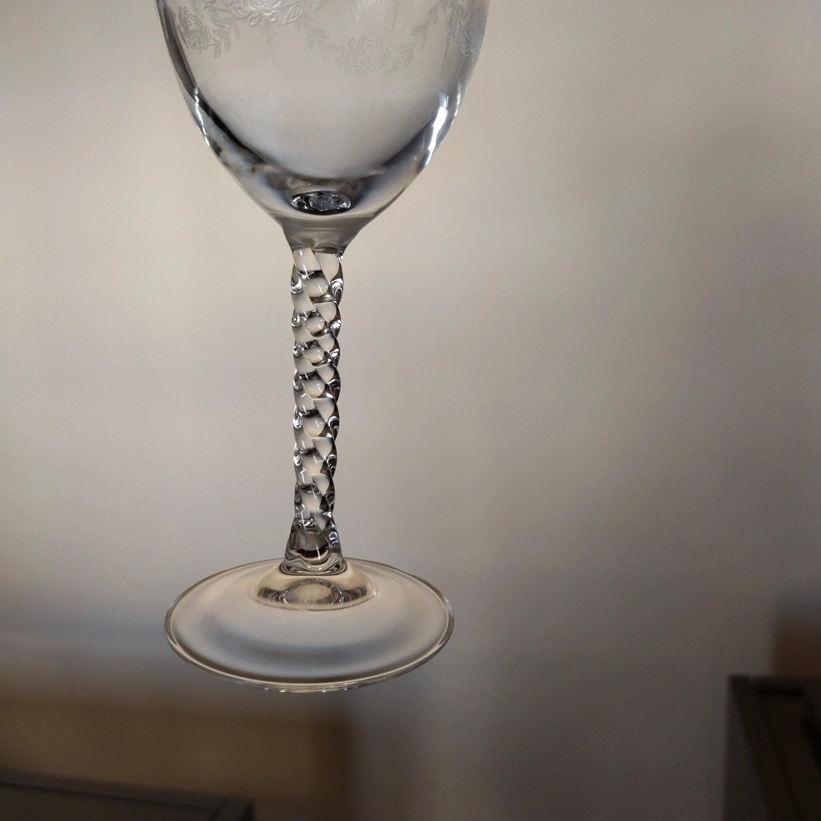 621-CRISTAL D'ARQUES Cristalería para doce servicios con decoración de  punta de diamante. Se compone de once copas de espumoso, 12 de Jerez,  veinticua