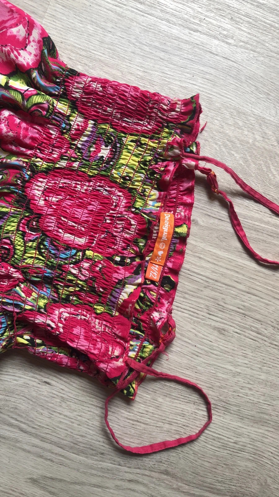Mono desigual niña sale