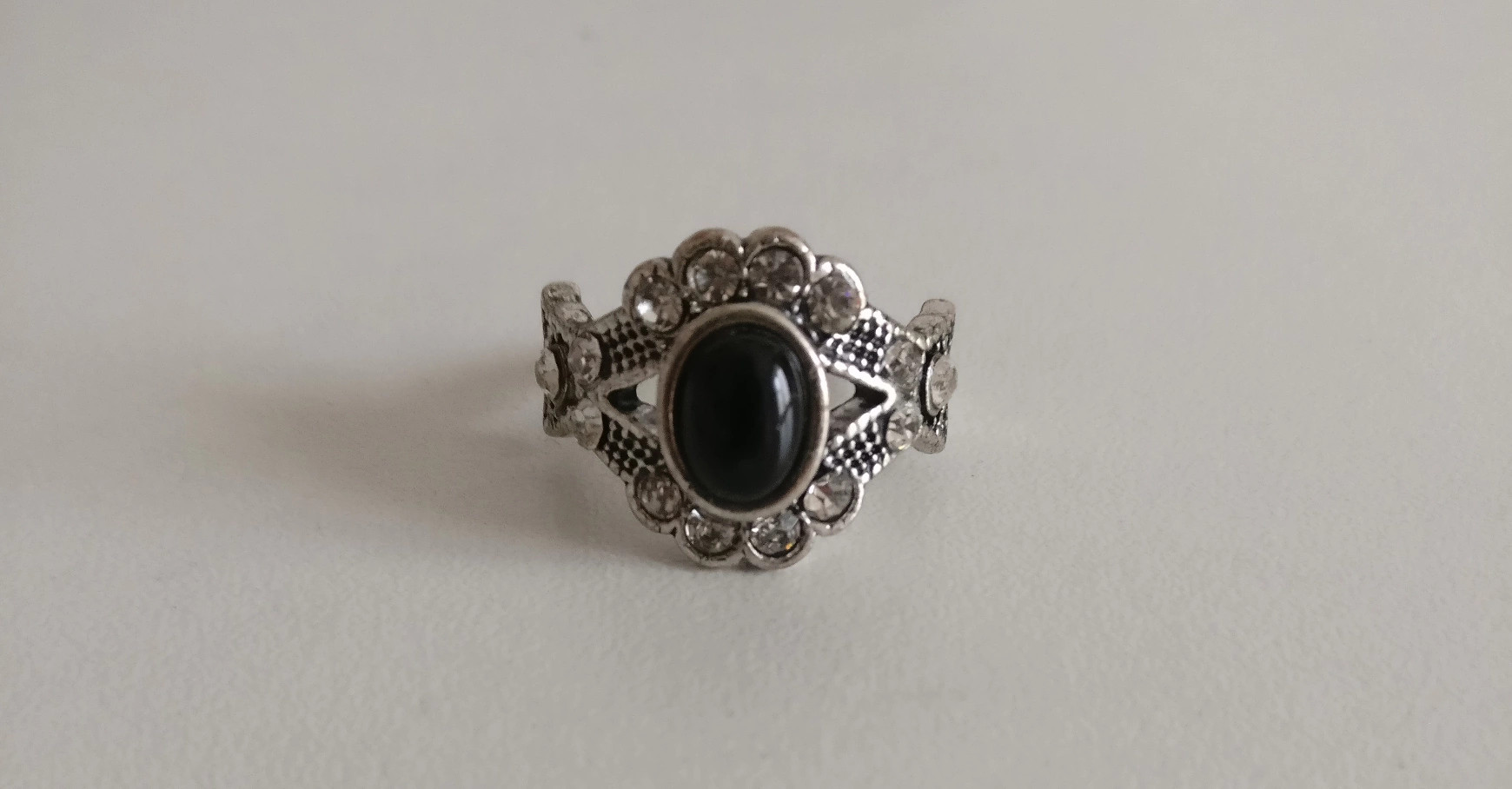 Bague fantaisie Pimkie avec pierre noire et faux diamants Vinted