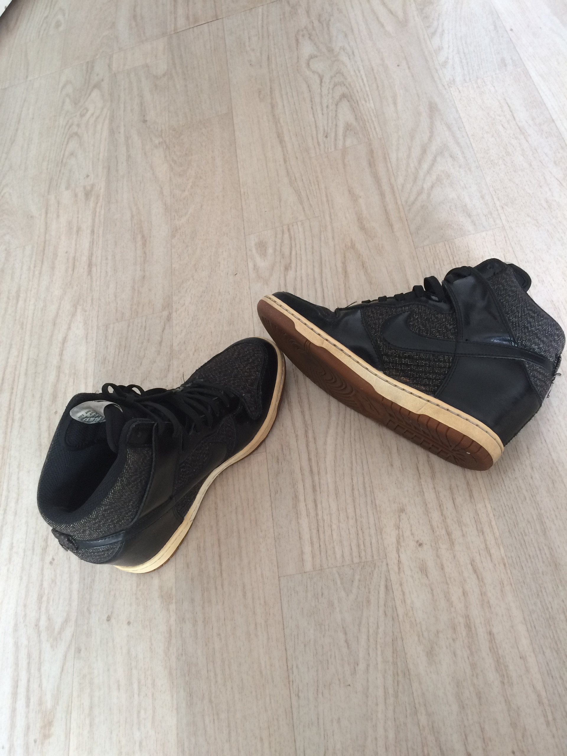 Basket Nike noir gris talon compens Vinted