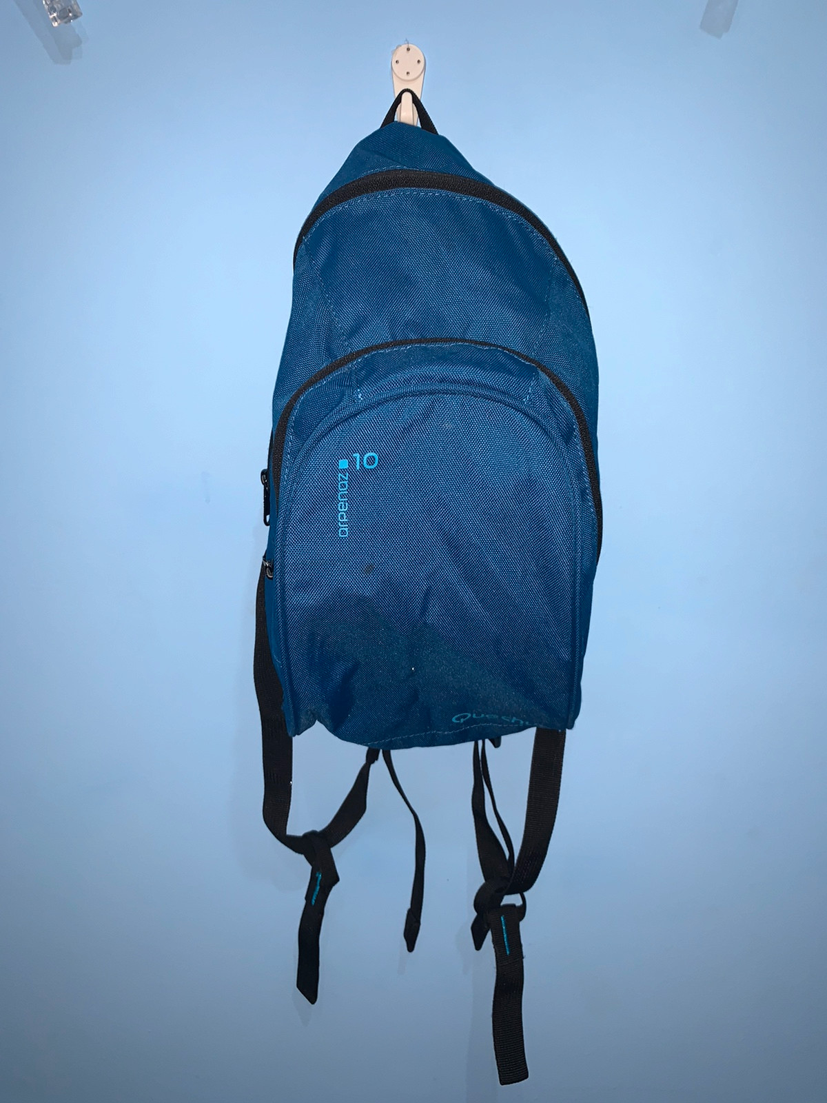 Mochila 10L azul oscuro con algunas marcas de uso de Decathlon Quechua