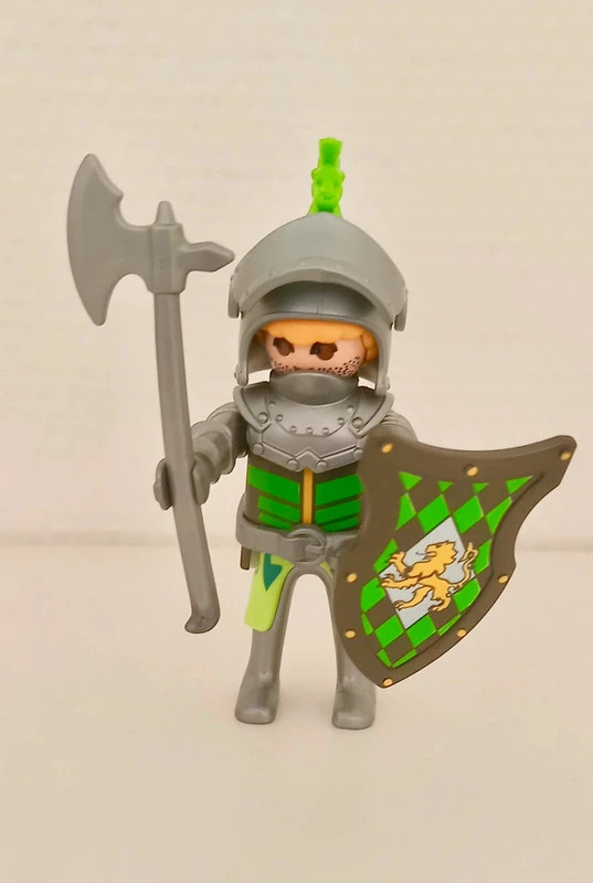 Playmobil chevalier avec hache et bouclier