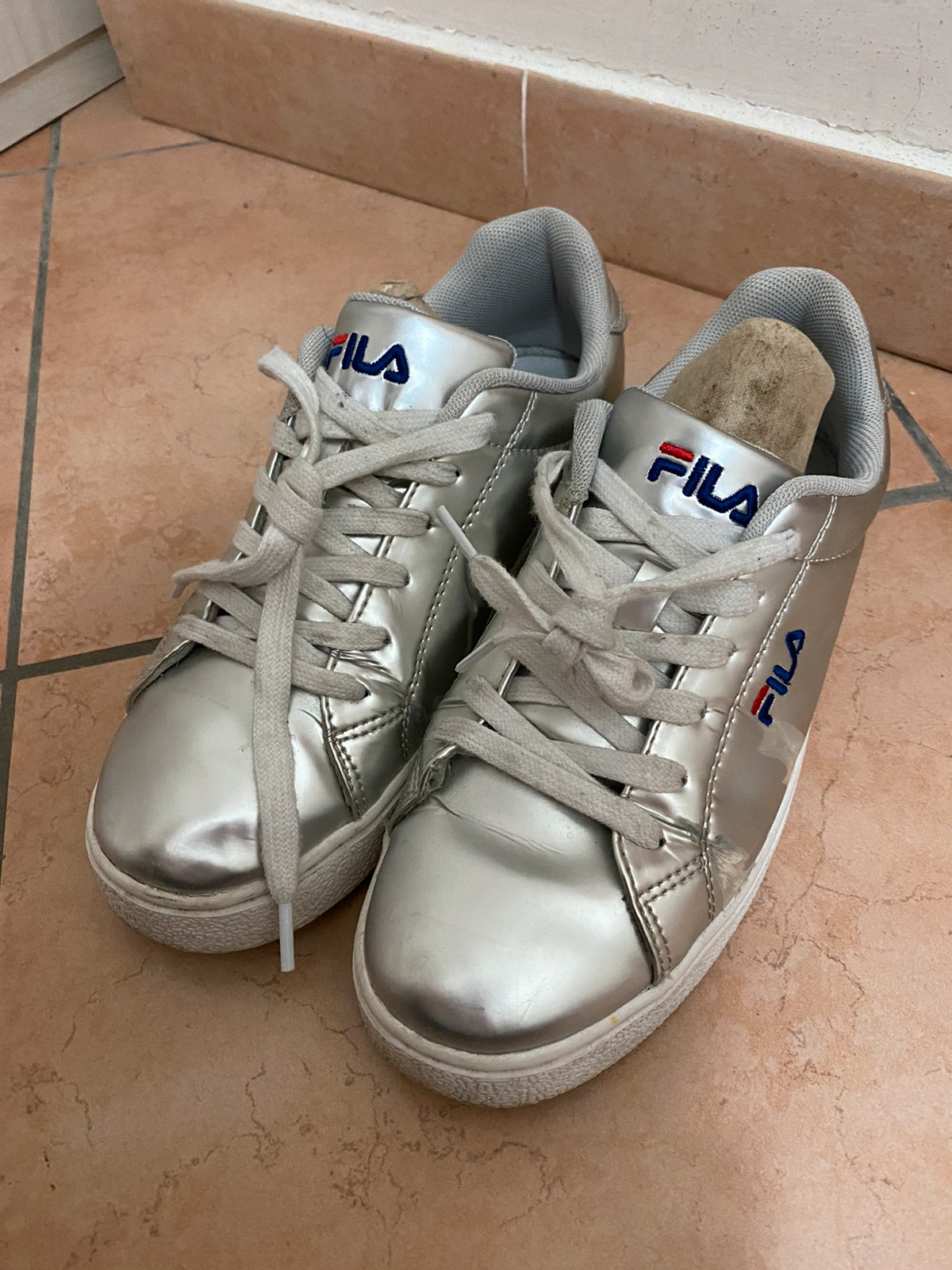 Scarpe Fila Donna Color Argento. Usato Buone condizioni. Taglia 38. Vinted