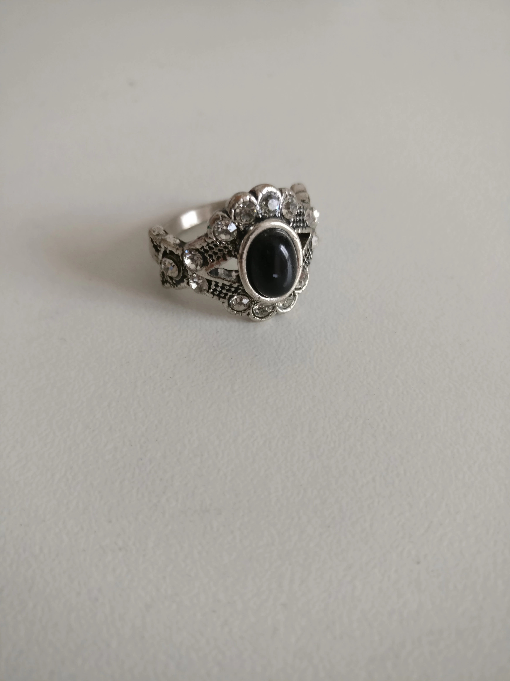 Bague fantaisie Pimkie avec pierre noire et faux diamants Vinted